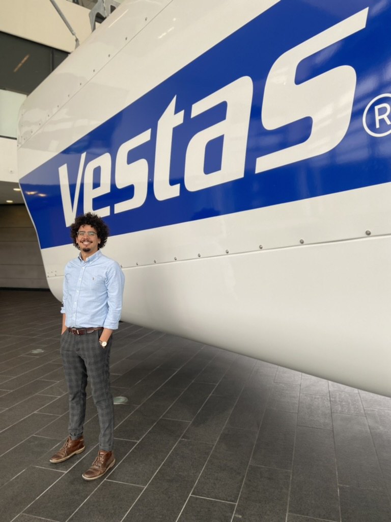 Mohammed Fajar foran en Vestas-nacelle